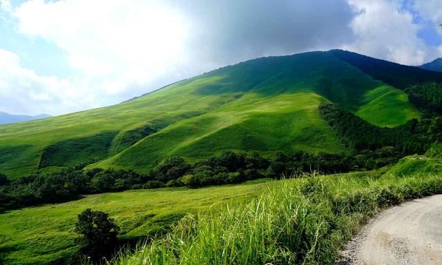 画像: ホール間のカート道から見た岳ケ下山