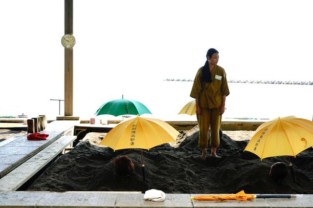画像: 別府温泉の名物のひとつ「海浜砂場」