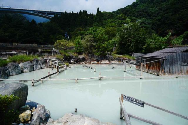 画像: つかまり棒を持って入る露天鉱泥浴場(別府温泉保養ランド)