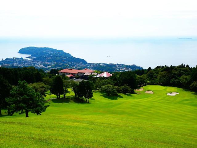 画像: 14番ホール(457ヤード)湯河原CCを代表する絶景のパー4