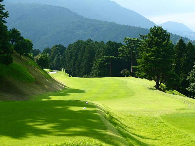 画像: 12番ホール(422ヤード、パー4)ティショットは左の山裾狙いが定石