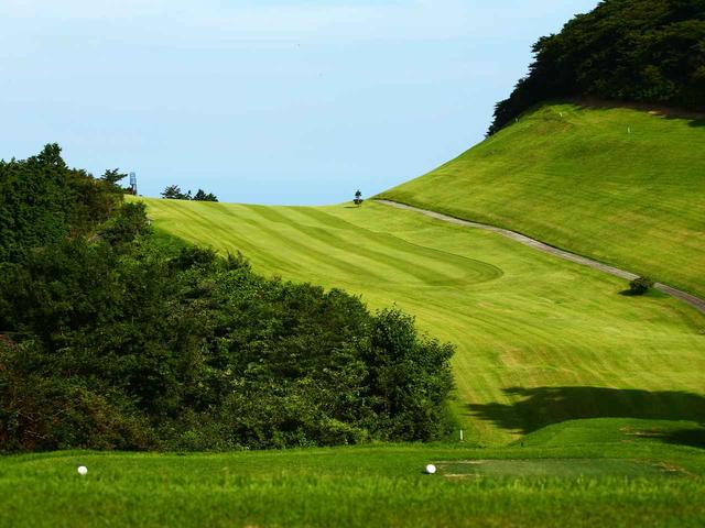 画像: 最も難易度の高い6番ホール(626ヤード、パー5)。山頂なので2打目が見えず、運の良しあしもはっきり出る