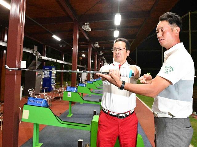 画像: 「テークバックで右腕の前腕を外向きに回しましょう」