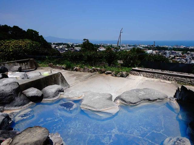 画像: 泉質/ナトリウム・塩化物温泉 「景観の湯」はマリンブルーの不思議な色が特徴