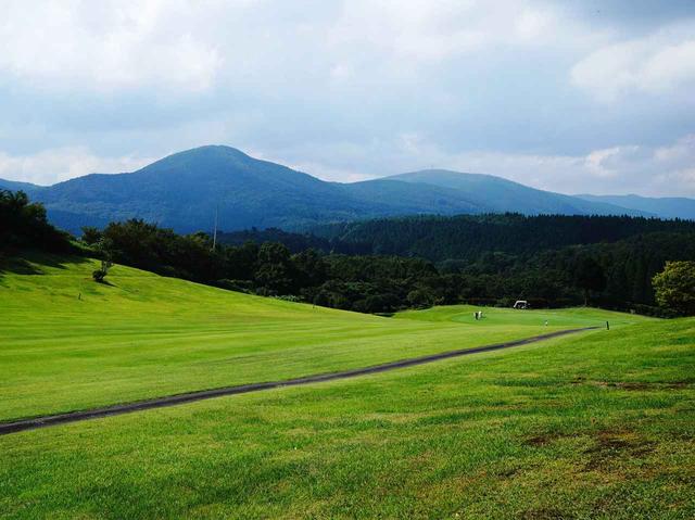 画像: 耶馬日田英彦山国定公園内に広がる丘陵コース、湯布院カントリークラブ