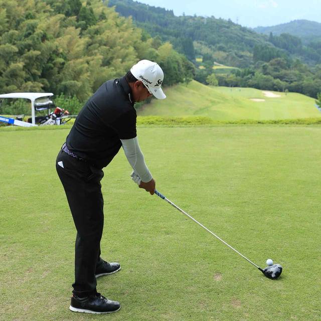 画像1: 【プラヤド・マークセン】3年連続シニア賞金王狙い撃ち。「上半身はヨコ回転よりタテ回転」マークセン流飛ばしの秘訣