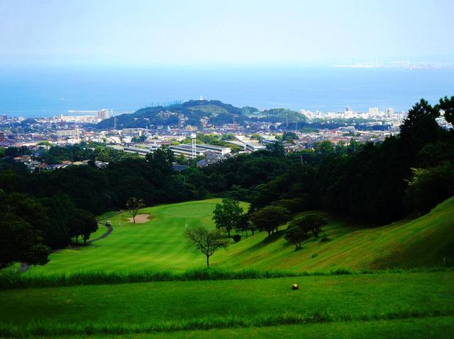 画像: 2番ホール(414ヤード、パー4)別府湾が見渡せる打ち下ろし