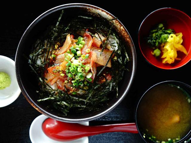 画像: メンバー絶賛の「琉球」。写真のヅケはカンパチ、お刺身は季節によって変わるそう