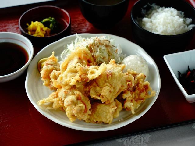 画像: 大分名物「とり天」。練りからしをポン酢にたっぷり溶かしてぜひ!