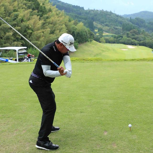 画像4: 【プラヤド・マークセン】3年連続シニア賞金王狙い撃ち。「上半身はヨコ回転よりタテ回転」マークセン流飛ばしの秘訣