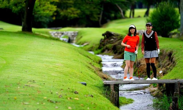 画像: 7番の小川には木橋が掛かっています