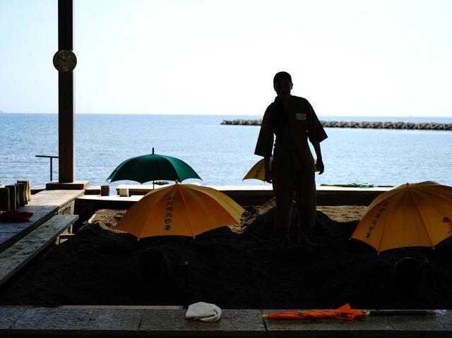 画像: 砂浜の一角にある砂湯には内風呂もある