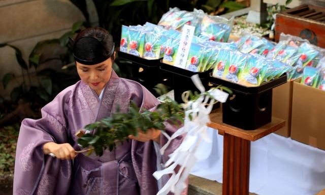 画像: 気象神社宮司の松井美加子さんがご祈祷
