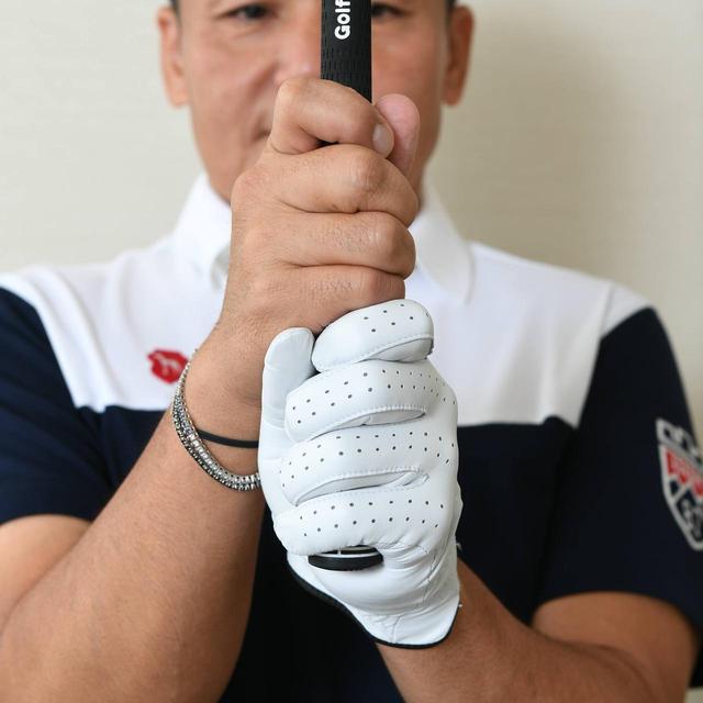 画像: 「左手親指の付け根の痛みにもやさしいグリップを考えたとき、右手はほぼ以前のままの10フィンガーにたどり着いたんだ」