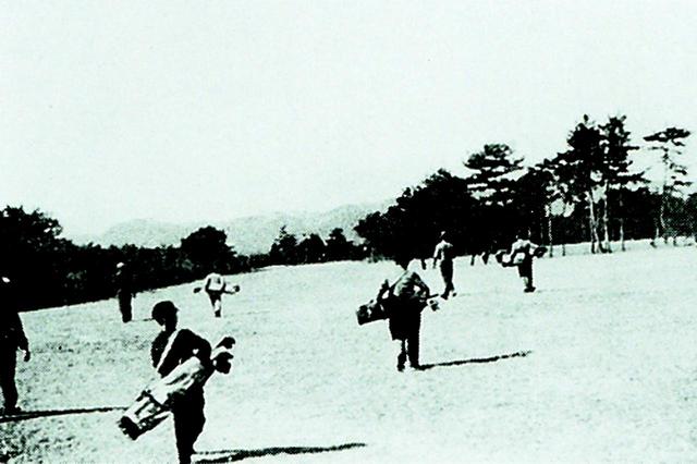 画像: 大正時代のプレー風景(大保コース)。戦前のキャディはいずれも学童