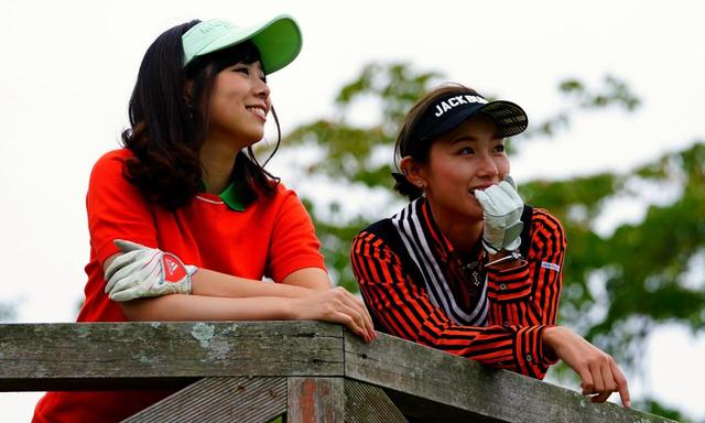 画像: 丘の上にあるウッドテラスでひと休み。「見晴らしいいよねー」