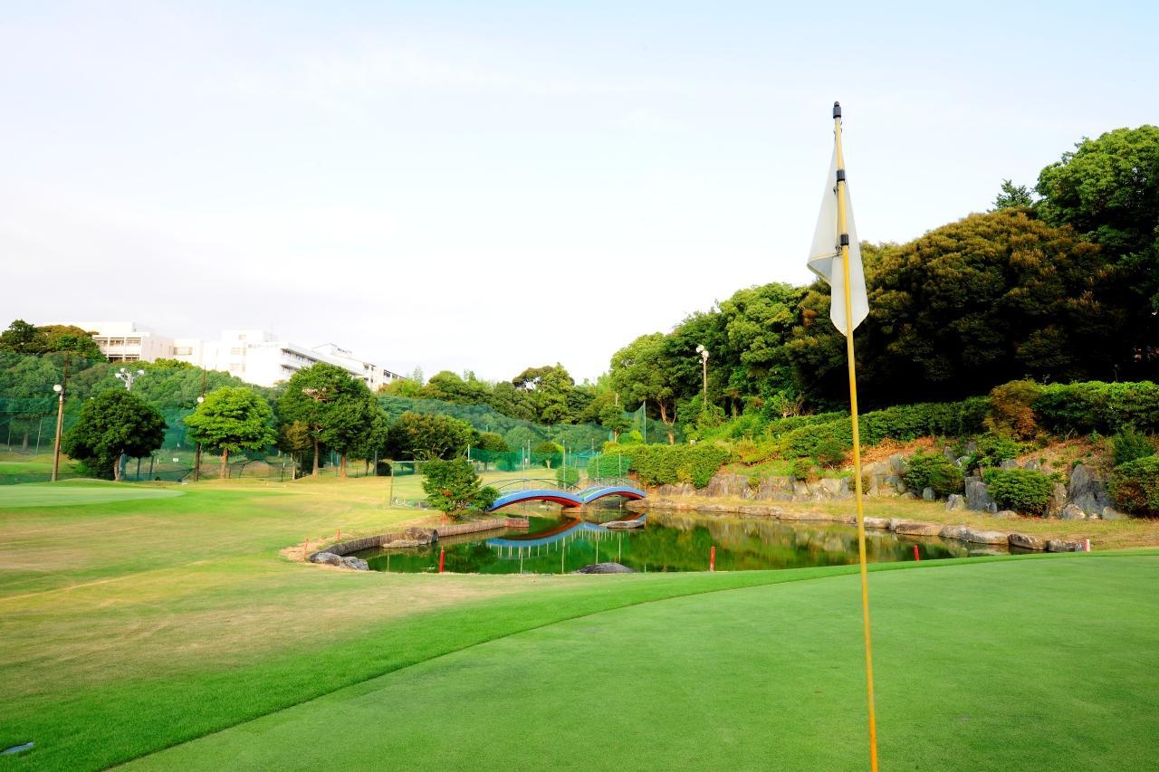 画像1: 18番 最後も池越えの難関ホール