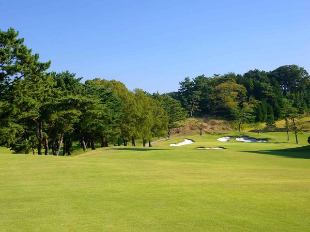 画像: 16番ホール、504ヤード、パー4(西コース7番) 最も距離の長い右ドッグレッグのパー4。フェアウェイは左傾斜で右サイドにはバンカー群。フェードでホールなりに攻めたい。グリーンにはアンジュレーションと段があり、左サイドと奥にはバンカー。狙った箇所に止める技術が求められる