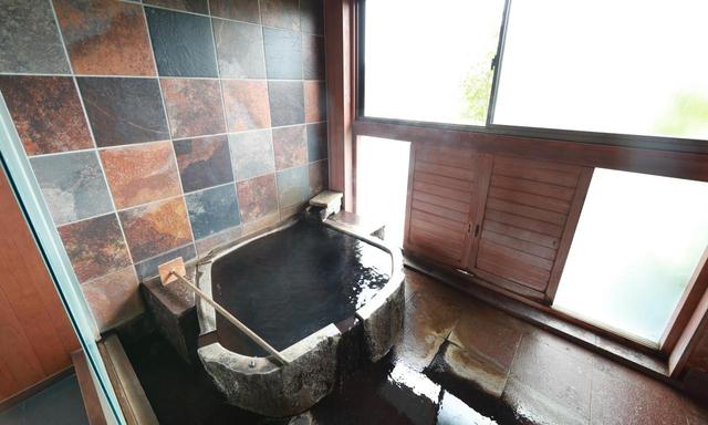 画像: 岩の湯「爽」。大きな岩をくり抜いたような岩風呂です