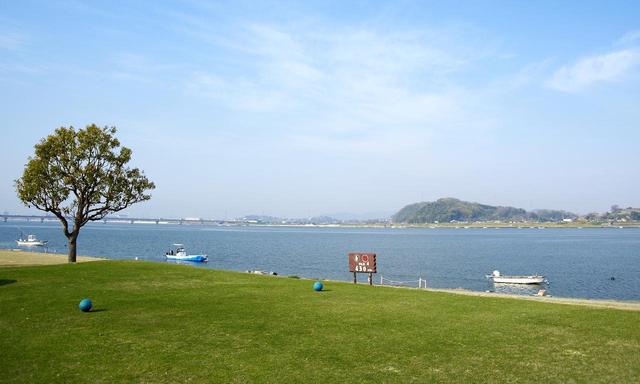 画像: 日本最古の河川敷。高梁川の河口近くにあり、瀬戸内海からの海風の影響を強く受ける