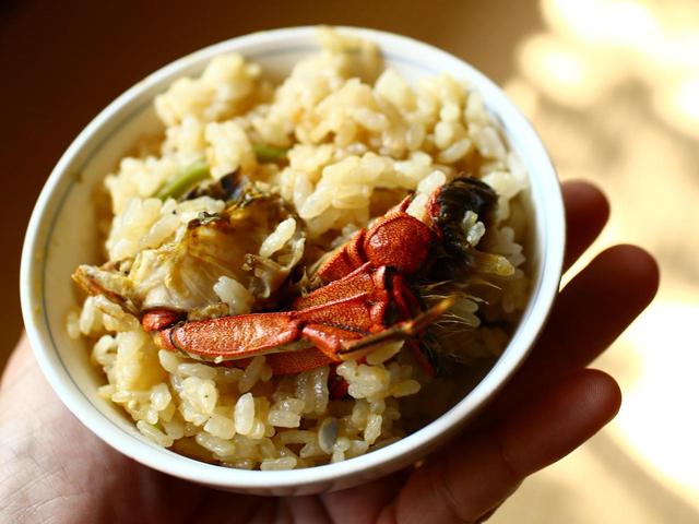画像: コース料理の半ばで出される「カニめし」も絶品
