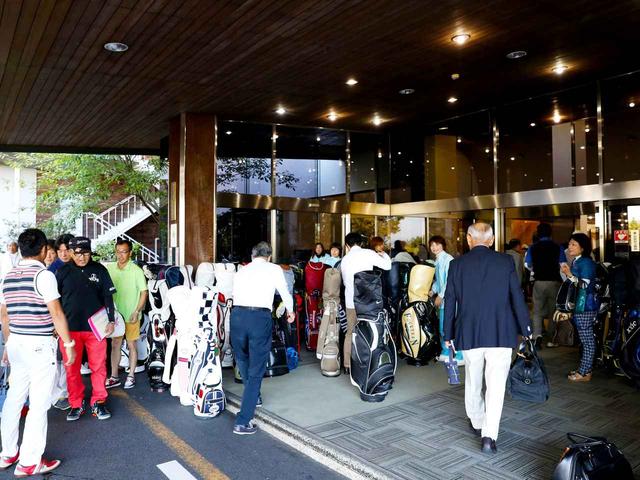 画像: 開場待ちで玄関前には長蛇の列。チェックインを終えた人から次々レストランへ