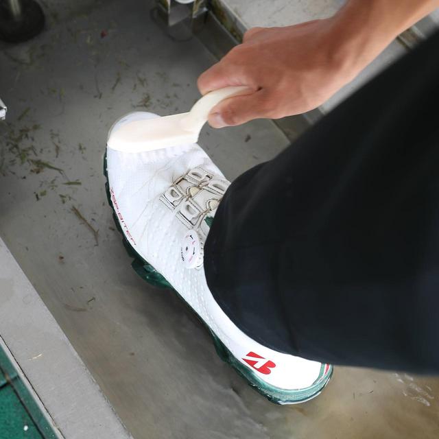 画像: 水位が靴底ギリギリに来るため、シューズが水につかることなく、ブラシで洗いしやすい。シューズはあっという間にピカピカに