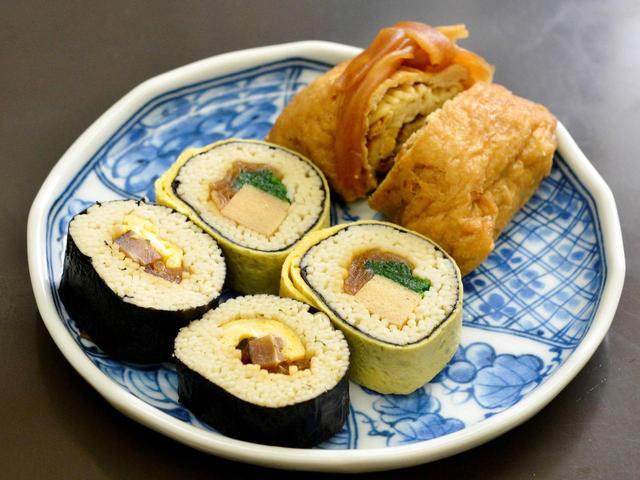 画像: ご飯のかわりにお蕎麦でつくった太巻きとおいなりさんも美味。そば1100円