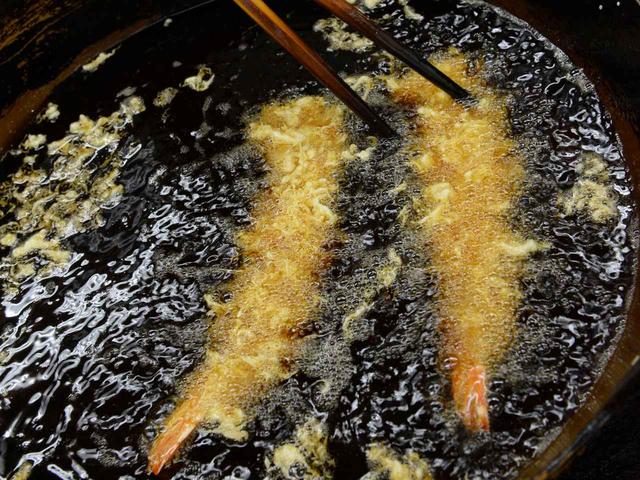 画像: 天ぷら専用に絞った特製のごま油で注文後に揚げている
