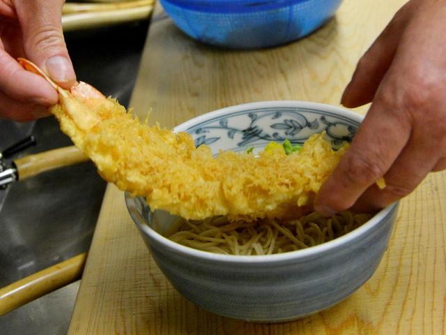 画像: どんぶりからはみ出るサイズのエビ天が尾張屋の自慢