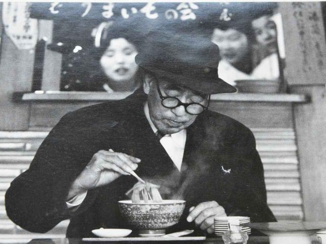 画像: 文人・永井荷風も尾張屋を贔屓にしていたひとり。人嫌いで知られ、いつもひとりでそばをすすっていたという