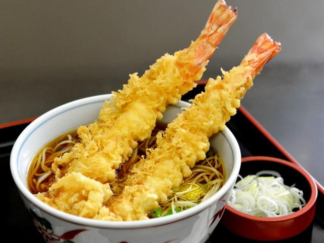 画像: (車えびを使用した)上天ぷらそば 2200円