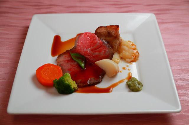 画像: 【肉料理】那須黒毛和牛のローストビーフとスペアリブのブーランジェールのアンサンブル。スぺアリブは県産のヤシオポーク