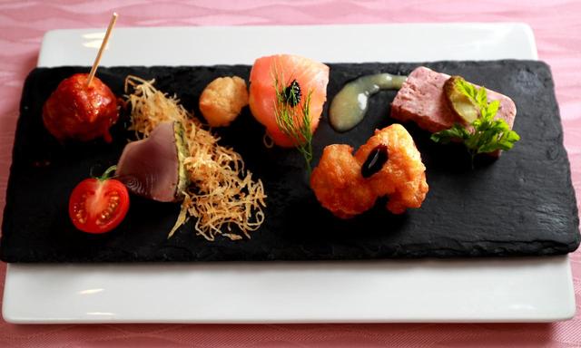 画像: 【オードブル】鰹のパネ、茄子と里芋のグラチネ。サーモンマリネとクリームチーズのグジェール。お肉のパテ、桜姫鶏のベニエ。茄子や里芋は朝採れ野菜、桜姫鶏は東北産のブランド鶏