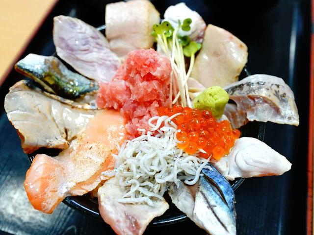 画像: 炙った本マグロや鯛、ヒラメ、青魚などが贅沢にのる、那珂湊海鮮丸の「炙り丼」1680円