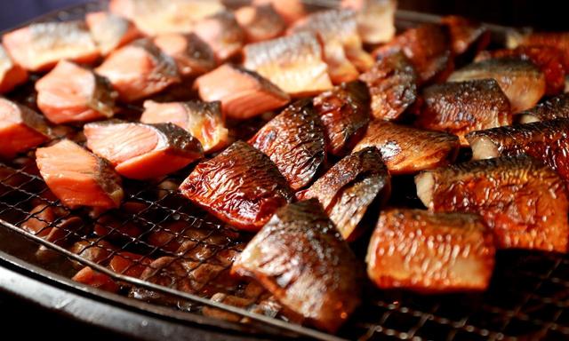 画像: 和食も充実。鮭などの焼き魚は網焼きで香ばしい