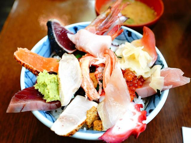 画像: ウニ、イクラ、甘えびなど新鮮なネタがぎっしり盛られた、東光庵の「三浜丼」1900円