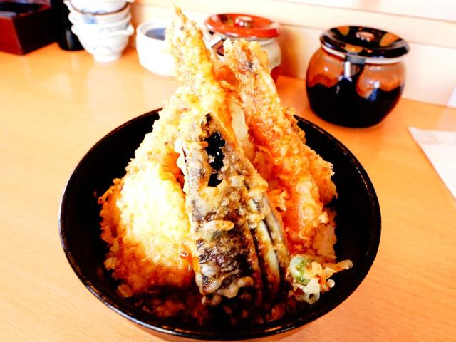 画像: おさかな市場で珍しい天丼。タコの天ぷらが絶品でした。海鮮処 海門の「浜の八福天丼」1680円