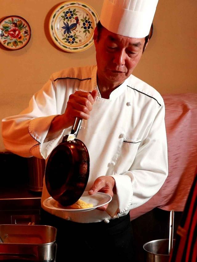 画像: シェフが目の前で調理してくれます、那須御用卵の特製オムレツ