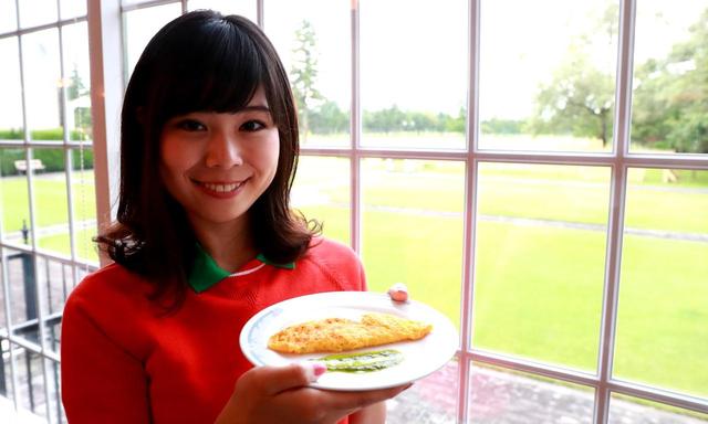 画像: 「オムレツの中に、キノコとチーズとほうれん草が入ってます。バジルソースをトッピング」(水谷)