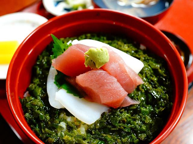画像: 根昆布の上にイカとマグロ。磯の香りが楽しめる、お食事処 小舟の「海女ちゃん丼」1080円