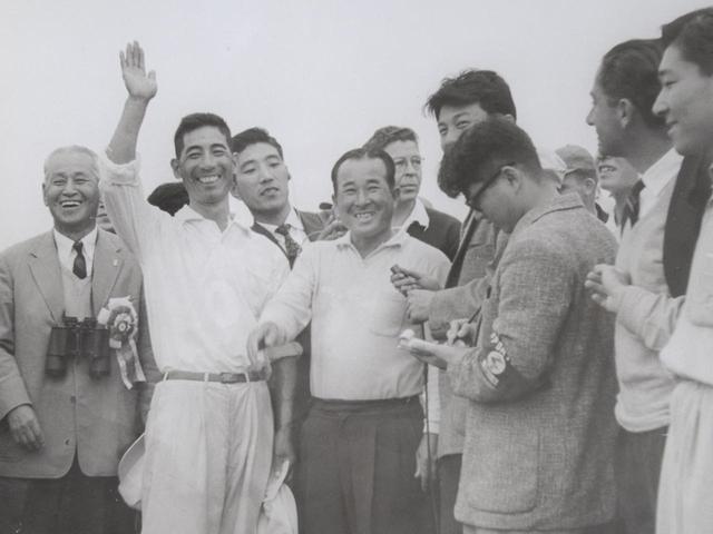 画像: 優勝を喜ぶ日本人選手と記者たち