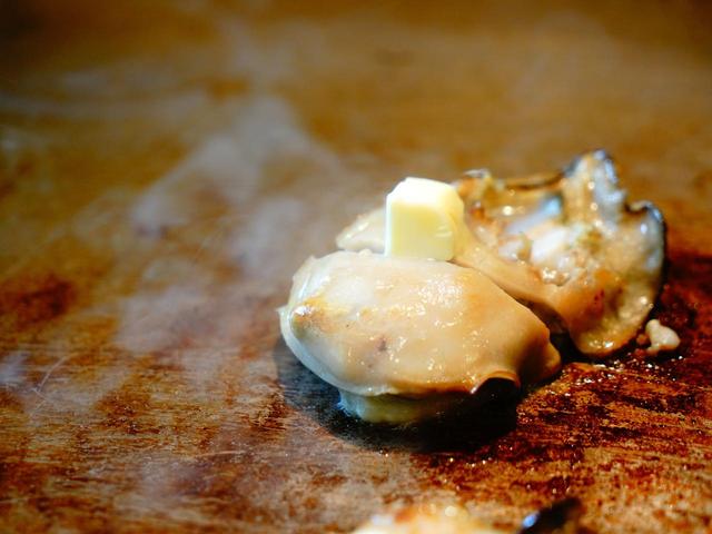 画像: 大洗でとれた、大きな岩ガキ。やわらかで「海」を食べている感じ!