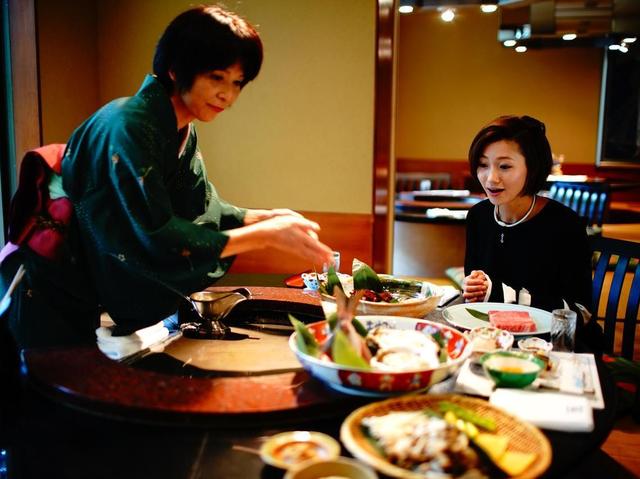 画像: 一品ごと仲居さんが目の前で鉄板焼きをつくってくれます。まさに贅沢な時間です