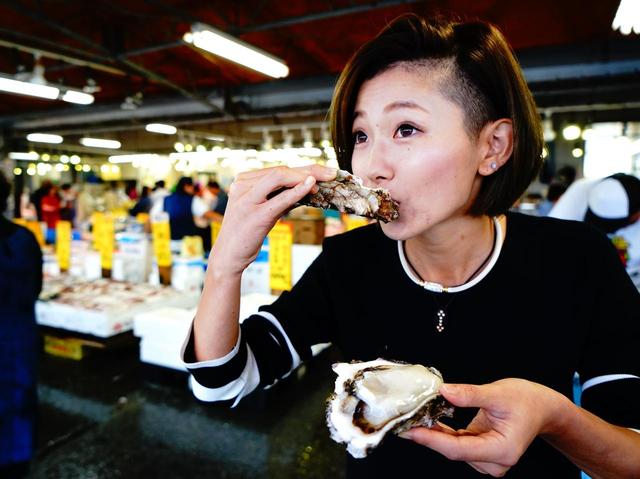 画像: プリプリ新鮮の生ガキは身が大きくて、食べるのにちょっと苦労するくらい