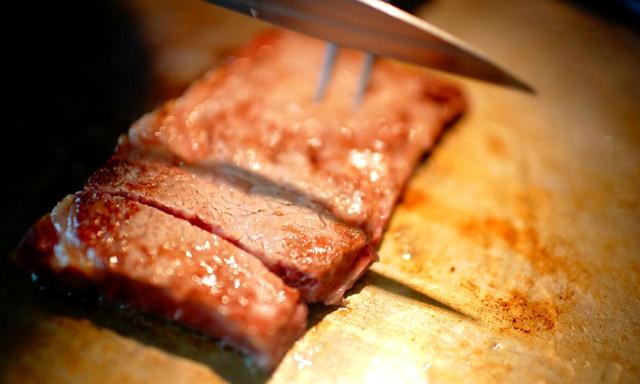 画像: 目の前で焼いてくれる常陸牛の鉄板焼き