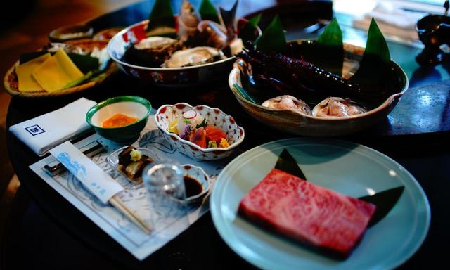 画像: 山口楼のコース料理のひとつ「うしう焼き・風コース(2人前)」。地元海産の岩ガキ、大きなハマグリ、伊勢海老、そして常陸牛…
