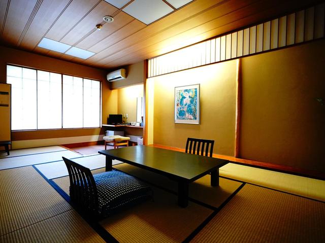 画像: 高級感のある室内。窓を開けると松林越しに海が見えますよ!