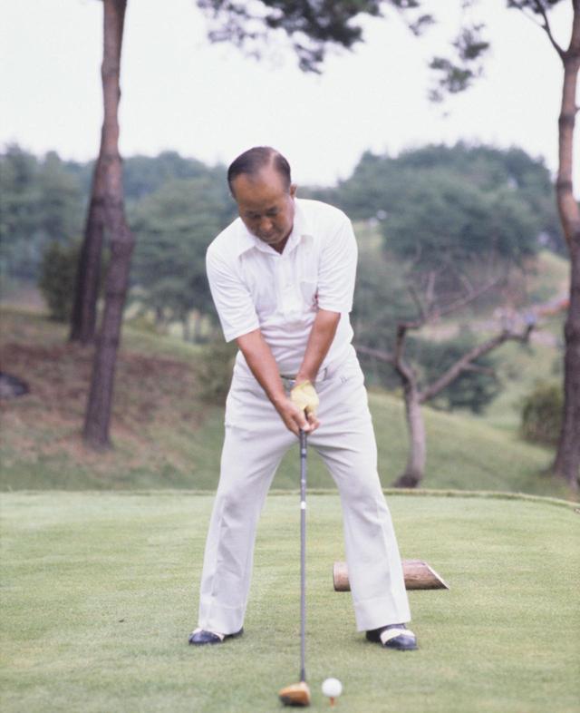 画像1: 【今日は何の日? ゴルフの日】60年前の昭和32年10月27日にカナダカップ優勝。霞ヶ関CC東コースでマークした日本チームのスコアは? 日本のタイガー中村寅吉