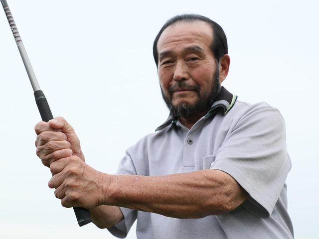 画像: 5歳~92歳を教える篠塚。「ジュニアだけでなく、シニアやレディス、パワーのない人にも有用なグリップ。ぜひ試してほしいです」